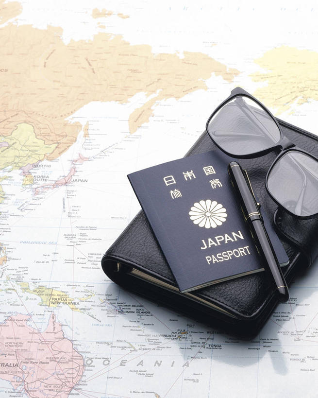 无人,竖图,俯视,室内,特写,白天,海洋,静物,地图,一副,阴影,反射,笔,墨镜,眼镜,影子,世界地图,陆地,办公用品,水笔,文具,本子,太阳镜,太阳眼镜,学习用品,遮阳镜,国家,护照,文具用品,证明,大陆,世界,通行,大洋洲,身份,版图,彩图,高角度拍摄