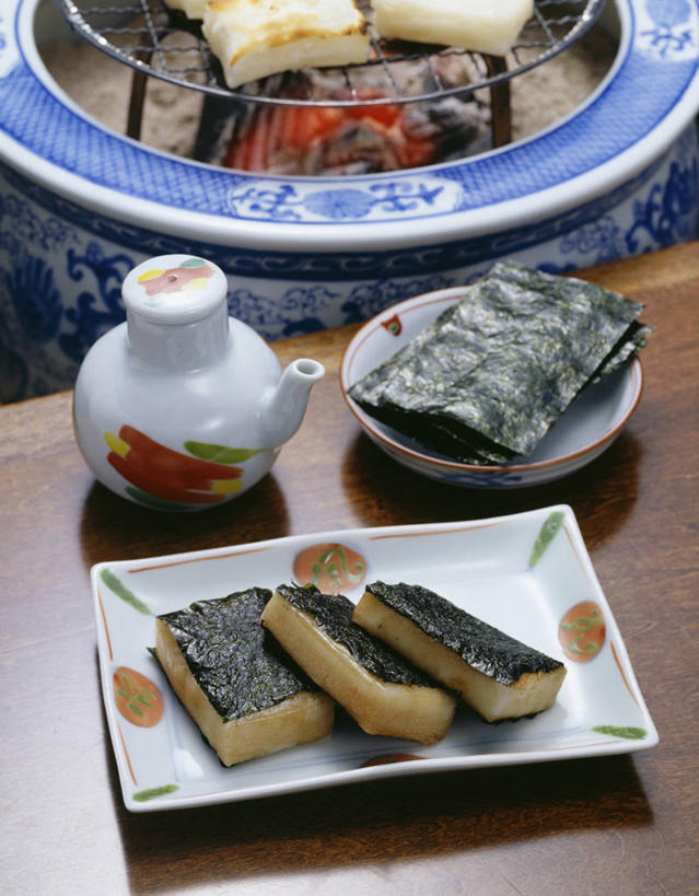 点心,无人,竖图,俯视,室内,特写,白天,烹饪,烧烤,餐桌,桌子,餐具,阴影,反射,碟子,盘,影子,陶瓷,日本料理,料理,食品,甜点,甜品,烤架,陶瓷制品,紫菜,烤肉,菜肴,美食,食物,糕点,盘子,容器,碟,碗,日式料理,甜食,日式,铁架,佳肴,餐台,储藏,草饼,储存,麻糬,膜菜,索菜,坛紫菜,子菜,紫英,紫瑛,彩图,高角度拍摄,贮存