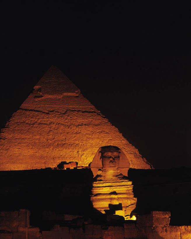无人,竖图,室外,夜晚,正面,旅游,度假,名胜古迹,沙漠,地标,雕塑,非洲,埃及,阴影,遗迹,艺术,装饰,光线,雕刻,雕像,影子,灯光,古迹,历史,文物,娱乐,古建筑,石雕,工艺品,享受,休闲,旅游胜地,金字塔,放松,纪念,美术,陵墓,狮身人面像,主题,陈列,古文明,吉萨,吉萨金字塔,胡夫金字塔,海夫拉金字塔,门卡乌拉金字塔,古代七大奇迹,阿拉伯埃及共和国,金字塔之国,棉花之国,古夫王金字塔,卡拉夫王金字塔,孟卡拉王金字塔,方锥形,功能,美学,阿非利加洲,斯芬克斯,大漠,砂漠,彩图,标志性建筑