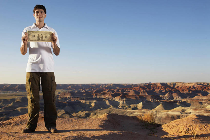 西方人,一个人,站,横图,室外,白天,正面,钱,美元,石头,沙漠,欧洲,欧洲人,仅一个男性,仅一个人,一张,握,阴影,服装,光线,钱币,石子,影子,美金,拿,拿着,注视,休闲装,仅一个年轻男性,衣服,蓝色,蓝天,天空,阳光,天,观察,看,站着,休闲,休闲服,握着,钞票,金融,纸币,服饰,经济,晴朗,观看,察看,关注,美圆,流通,纸钞,贸易,万里无云,货币,现金,男人,男性,年轻男性,白种人,大漠,砂漠,石块,岩石,晴空,晴空万里,站立,彩图,全身