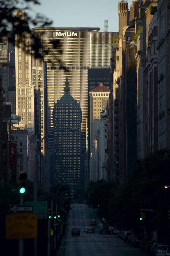 无人,家,高楼大厦,竖图,室外,白天,仰视,度假,美景,植物,城市风光,标志建筑,城市,大厦,地标,建筑,摩天大楼,纽约,美国,阴影,光线,影子,房屋,屋子,景观,公寓,曼哈顿,娱乐,建设,洋房,楼房,住宅,树,树木,蓝色,绿色,蓝天,天空,阳光,自然,天,享受,休闲,景色,放松,生长,晴朗,成长,北美,北美洲,美洲,纽约市,纽约州,万里无云,帝国之州,帝国州,北亚美利加洲,亚美利加洲,大都会人寿保险大楼,麦迪逊大道,晴空,晴空万里,彩图,低角度拍摄,房子,大楼,高层建筑,高楼,摩天楼,美利坚合众国,曼哈顿区,纽约县,曼哈顿岛