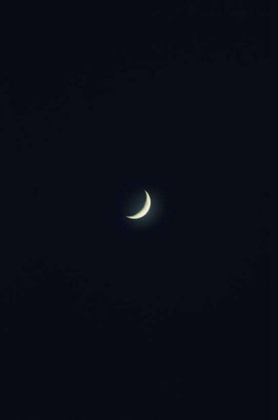 无人,竖图,室外,特写,夜晚,仰视,黑色背景,月亮,月牙,月光,天空,天,明亮,皎洁,月芽,新月,彩图,低角度拍摄
