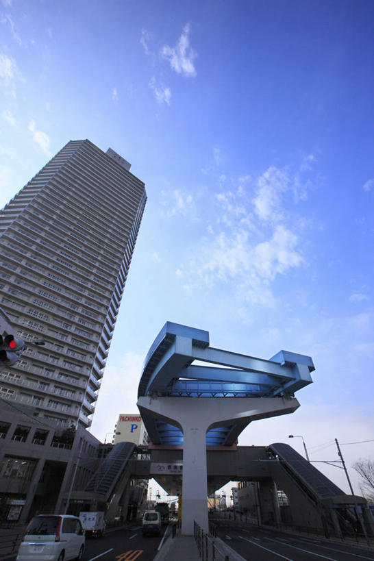 无人,高楼大厦,竖图,室外,白天,仰视,度假,美景,植物,城市风光,城市,大厦,建筑,摩天大楼,车站,东京,日本,亚洲,阴影,光线,影子,景观,云,云朵,站台,江东区,云彩,娱乐,建设,月台,树,树木,蓝色,绿色,白云,蓝天,天空,阳光,自然,天,享受,休闲,景色,放松,生长,晴朗,成长,东亚,本州,关东地方,本州岛,日本国,东京都,晴空,彩图,低角度拍摄,大楼,高层建筑,高楼,摩天楼,丰洲,丰洲站