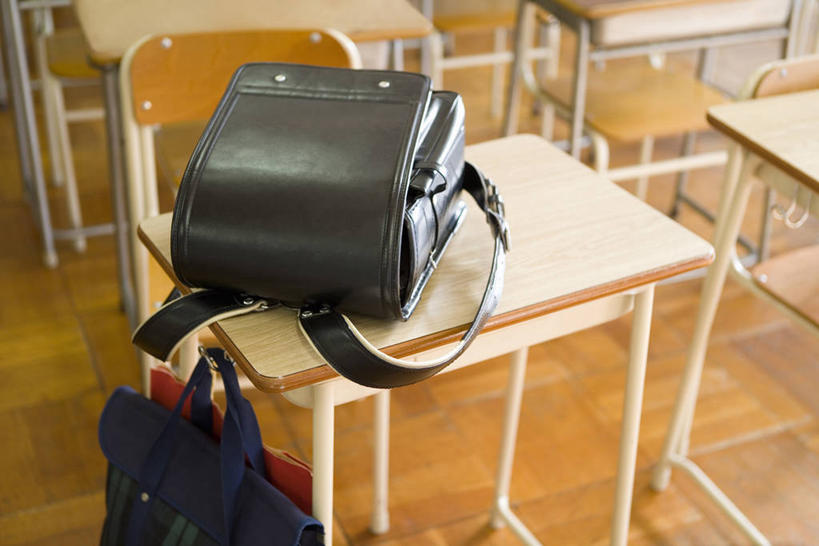 无人,学校,横图,俯视,室内,特写,白天,地板,桌子,静物,椅子,包,书包,木椅,地面,书桌,校园,木地板,黑色,背包,课桌,教室,课堂,彩图,高角度拍摄,双肩包
