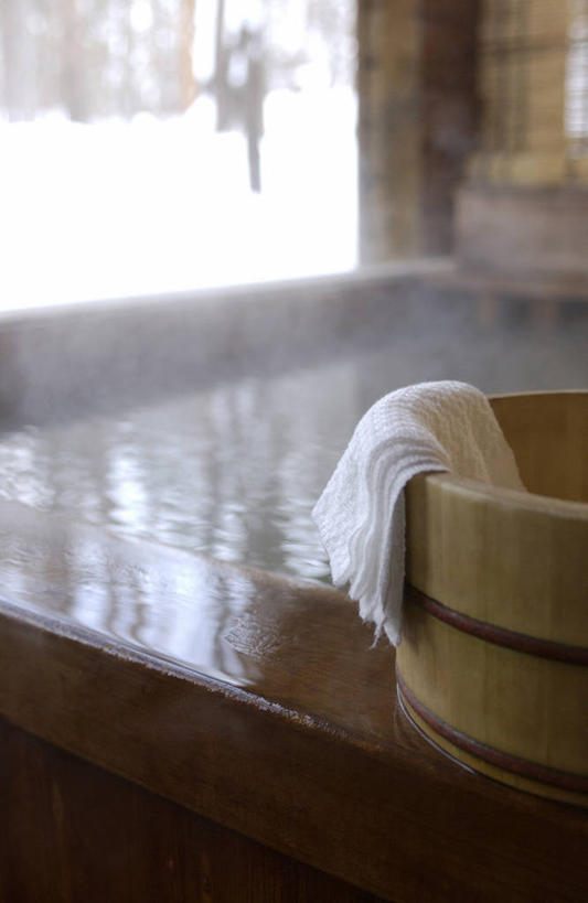 无人,竖图,室外,白天,正面,温泉,雪,雾,大雪,沸腾,蒸汽,纺织物,木桶,桶,积雪,雪景,冬季,冬天,水蒸气,雾气,容器,毛巾,清洁,温暖,寒冷,泉水,温和,储藏,保暖,气体,储存,透气,浴桶,防水,蒸发,严寒,储水,耐磨,吸水,地热,彩图,贮存