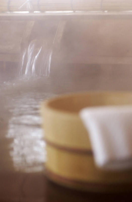 无人,竖图,室外,白天,正面,温泉,雾,沸腾,蒸汽,纺织物,木桶,桶,水蒸气,雾气,容器,毛巾,清洁,温暖,泉水,温和,储藏,保暖,气体,储存,透气,浴桶,防水,蒸发,储水,耐磨,吸水,地热,彩图,贮存