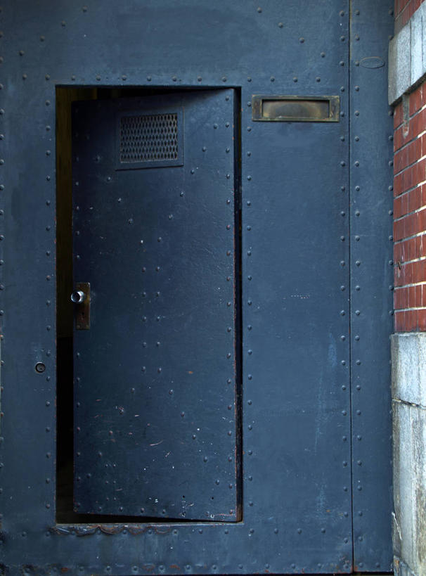 无人,家,竖图,室外,白天,正面,门,金属制品,金属,大门,房屋,屋子,楼房,住宅,把手,门把手,门框,打开,门把,开启,前门,宅院,拉手,彩图,房子,宅门