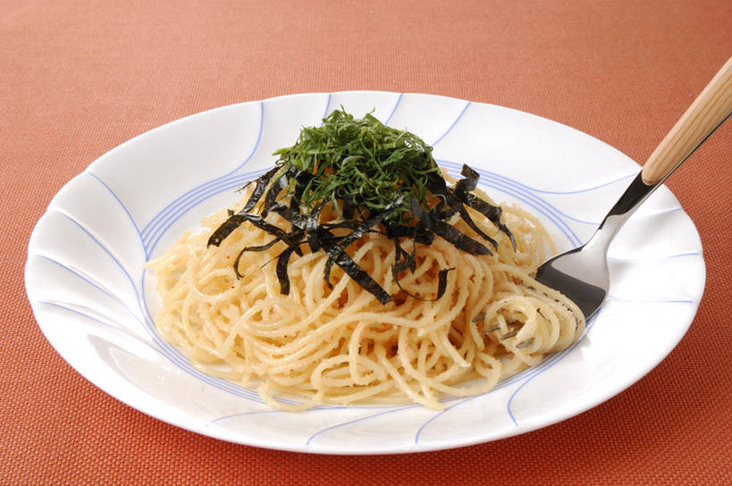 面食,面条,意大利面,无人,横图,俯视,室内,特写,白天,西餐,蔬菜,餐具,阴影,新鲜,反射,叉子,碟子,盘,影子,面,鱼卵,料理,食品,鱼籽,食物,一个,盘子,碟,海藻,西式,摄影,有机食品,绿色食品,影棚,单个,海草,意粉,餐叉,意面,进餐用具,彩图,高角度拍摄,影棚拍摄,拍摄,鳕鱼子