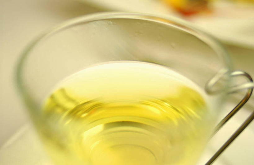 无人,横图,俯视,室内,特写,白天,幸福,茶,杯子,餐具,阴影,朦胧,模糊,反射,碟子,盘,影子,茶叶,饮品,娱乐,绿色,盘子,水杯,碟,花茶,享受,休闲,温馨,放松,乐趣,保健,养生,花草茶,舒适,香花茶,香片,熏花茶,茶杯,彩图,高角度拍摄