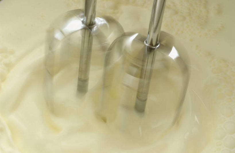 无人,横图,俯视,室内,特写,白天,烹饪,厨具,金属制品,阴影,朦胧,模糊,反射,金属,影子,一个,打蛋器,搅拌器,奶油,摄影,影棚,单个,乳制品,烹饪用具,激凌,克林姆,淇淋,电动打蛋器,烹调用具,烹调,彩图,高角度拍摄,影棚拍摄,拍摄