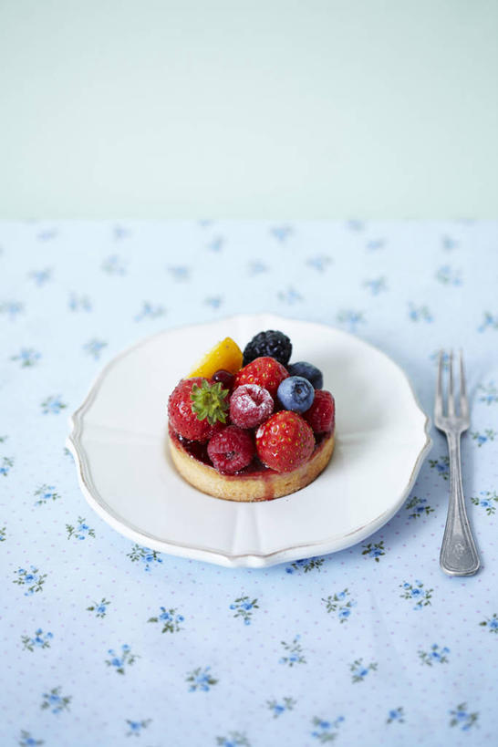 面食,无人,竖图,俯视,室内,特写,白天,烹饪,西餐,餐桌,桌子,草莓,浆果,蓝莓,餐具,水果,一把,一堆,许多,阴影,堆叠,堆积,新鲜,反射,布料,叉子,碟子,盘,影子,生食,料理,食品,面点,果实,很多,布纹,菜肴,美食,桌布,食物,红色,盘子,餐巾,碟,台布,西式,摄影,佳肴,有机食品,绿色食品,影棚,餐台,堆,派,餐叉,水果挞,进餐用具,洋莓,水果皇后,山都柿,蓝浆果,蓝靛果,红莓,地莓,餐桌布,彩图,高角度拍摄,影棚拍摄,拍摄,都柿,笃斯