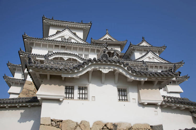 无人,横图,室外,白天,仰视,旅游,度假,名胜古迹,标志建筑,地标,建筑,日本,亚洲,阴影,遗迹,光线,瓦片,影子,堡垒,城堡,屋顶,顶棚,瓦,古迹,文物,娱乐,建设,古建筑,蓝色,蓝天,天空,阳光,天,享受,休闲,旅游胜地,放松,建造,晴朗,要塞,古文明,东亚,屋瓦,本州,世界文化遗产,万里无云,本州岛,日本国,近畿地方,姬路城,近畿,兵库,兵库县,白鹭城,姬路,姬路市,设防,晴空,晴空万里,彩图,低角度拍摄