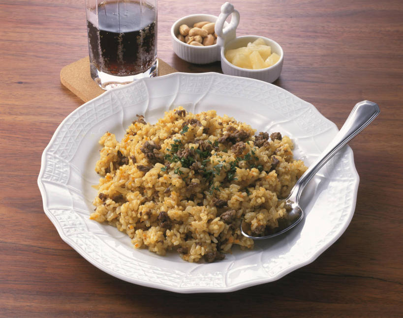 米饭,咖哩,果汁,无人,横图,俯视,室内,特写,白天,烹饪,餐桌,桌子,杯子,餐具,一把,阴影,反射,木制,碟子,盘,影子,勺子,调料,肉,料理,食品,饮品,饭,调味品,调味料,咖喱,菜肴,美食,肉类,玻璃制品,食物,饮料,盘子,木制品,水杯,调羹,碟,汤匙,佳肴,餐台,五谷,可口,肉食,咖喱饭,印度菜,印度料理,适口,玻璃杯,彩图,高角度拍摄