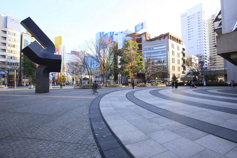 东方人,高楼大厦,站,走,横图,室外,白天,正面,度假,办公楼,草地,草坪,美景,树林,植物,城市风光,城市,大厦,道路,建筑,路,摩天大楼,写字楼,公路,雕塑,东京,日本,亚洲,行人,阴影,服装,艺术,装饰,光线,雕刻,雕像,影子,景观,交通,许多人,注视,休闲装,黄种人,娱乐,路人,草,树,树木,衣服,蓝色,绿色,蓝天,天空,阳光,自然,工艺品,楼宇,天,观察,看,站着,一群人,享受,休闲,休闲服,商务楼,景色,放松,服饰,生长,晴朗,成长,观看,纪念,美术,察看,关注,主题,陈列,东亚,本州,万里无云,关东地方,本州岛,日本国,东京都,功能,美学,池袋,丰岛区,过客,男人,男性,年轻男性,年轻女性,女人,女性,亚洲人,晴空,晴空万里,马路,步行,散步,站立,走路,彩图,全身,大楼,高层建筑,高楼,摩天楼,池袋站