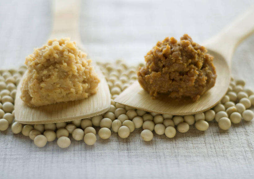 无人,横图,俯视,室内,特写,白天,植物,餐桌,桌子,豆,大豆,蔬菜,许多,阴影,新鲜,反射,木制,影子,勺子,豆类,豆子,毛豆,调料,酱料,酱汁,味增,食品,调味品,很多,两把,调味料,酱,食物,木制品,调羹,汤匙,摄影,有机食品,绿色食品,影棚,餐台,豆科,枝豆,日式大豆酱,味噌,黄豆,彩图,高角度拍摄,影棚拍摄,拍摄,味噌酱