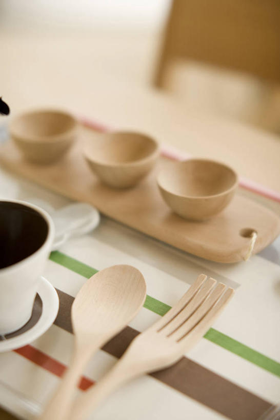 无人,竖图,俯视,室内,特写,白天,餐桌,桌子,静物,餐具,椅子,一把,阴影,朦胧,模糊,反射,叉子,碟子,盘,影子,勺子,陶瓷,木椅,陶瓷制品,盘子,容器,调羹,碟,汤匙,碗,餐台,储藏,储存,餐叉,进餐用具,彩图,高角度拍摄,贮存