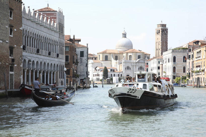 西方人,家,坐,横图,室外,白天,正面,度假,河流,美景,水,窗户,城市风光,城市,船,意大利,欧洲,威尼斯,欧洲人,行人,游客,游人,阴影,服装,光线,影子,房屋,屋子,河水,景观,水流,公寓,许多人,注视,休闲装,娱乐,洋房,楼房,路人,旅客,玻璃窗,住宅,衣服,蓝色,蓝天,天空,阳光,交通工具,天,观察,看,一群人,享受,休闲,休闲服,景色,放松,服饰,晴朗,观看,察看,威尼托,关注,南欧,载具,摩托艇,威尼托大区,万里无云,意大利共和国,首府,威内托,威内托大区,过客,男人,男性,年轻男性,年轻女性,女人,女性,白种人,晴空,晴空万里,坐着,彩图,全身,房子,大运河