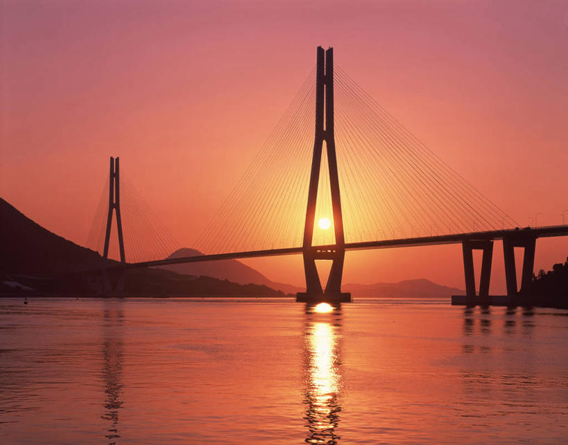 无人,横图,室外,白天,正面,旅游,度假,日出,海浪,海洋,美景,太阳,标志建筑,大桥,地标,建筑,桥梁,爱媛县,日本,亚洲,景观,浪花,斜拉桥,桥,朝霞,晨曦,黎明,背光,娱乐,建设,阳光,自然,海水,享受,休闲,旅游胜地,景色,放松,自然风光,逆光,海景,东亚,日本国,濑户大桥,爱媛,四国地方,四国,四国岛,斜张桥,大海,风浪,海,海水的波动,近岸浪,涌浪,朝阳,彩图,卯时,破晓,日始