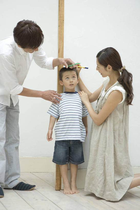 东方人,儿童,中年人,三个人,家庭,夫妻,母亲,父亲,儿子,站,跪,竖图,室内,白天,正面,裙子,爱情,纯洁,亚洲,弯腰,阴影,连衣裙,服装,裤子,反射,测量,影子,刻度,墙,浪漫,注视,牛仔裤,休闲装,黄种人,墙壁,墙面,小孩,衣服,白色,尺,低头,观察,看,站着,休闲,温暖,温馨,父子,母子,三口之家,一家人,休闲服,恩爱,父爱,可爱,母爱,童年,童趣,恋人,服饰,观看,测量工具,尺子,和睦,察看,关注,童真,烂漫,无邪,量具,量仪,弯身,垂头,天真,男孩,男人,男性,女人,女性,中年男性,中年女性,亚洲人,孩子,夫妇,情侣,牛仔短裤,跪着,站立,半身,彩图,身高尺,伴侣,融洽,男生