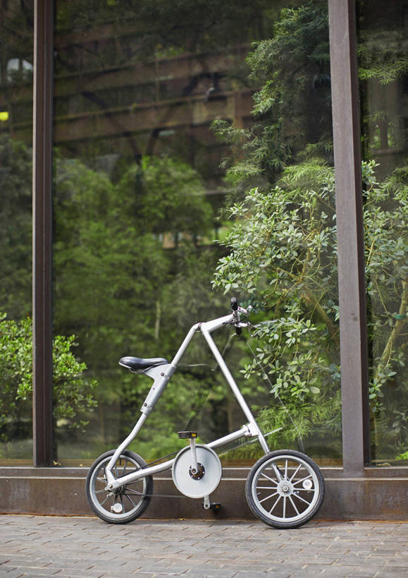 无人,竖图,室外,白天,正面,美景,树林,植物,自行车,一辆,停靠,阴影,光线,影子,景观,车,脚踏车,树,树木,绿色,阳光,自然,交通工具,景色,便捷,生长,成长,便利,停泊,自然风光,载具,方便,彩图,折叠自行车