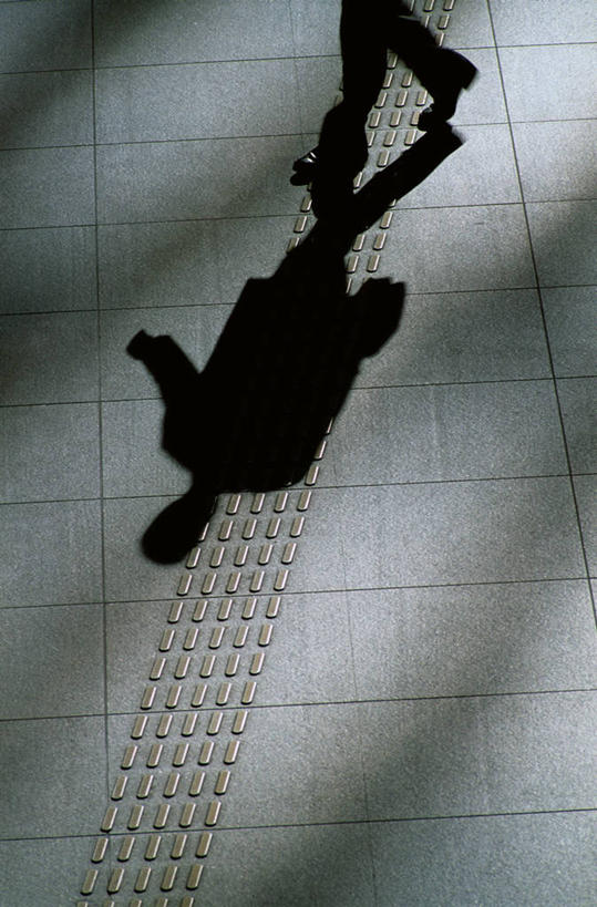 西方人,一个人,走,竖图,俯视,室内,白天,安全,道路,路,欧洲,欧洲人,仅一个男性,仅一个人,阴影,服装,光线,影子,小路,交通,休闲装,仅一个年轻男性,衣服,阳光,休闲,休闲服,服饰,引导,盲道,保护,提示,保险,方便,男人,男性,年轻男性,白种人,步行,散步,走路,半身,彩图,高角度拍摄,障碍设施