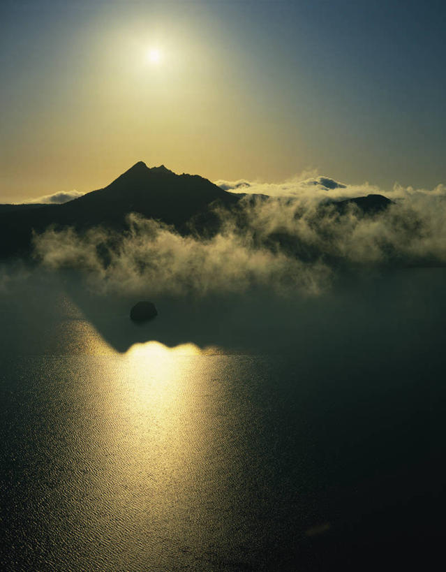 无人,竖图,室外,白天,正面,旅游,度假,湖,湖泊,美景,山,山脉,水,雾,北海道,日本,亚洲,阴影,朦胧,模糊,光线,影子,湖面,景观,山峰,水流,水面,云,云朵,山峦,云彩,娱乐,蓝色,白云,蓝天,天空,阳光,自然,湖水,群山,天,享受,休闲,景色,放松,晴朗,迷雾,自然风光,东亚,日本国,北海道地方,北海道岛,川上郡,钏路支厅,弟子屈町,摩周湖,大雾,晴空,彩图,道东