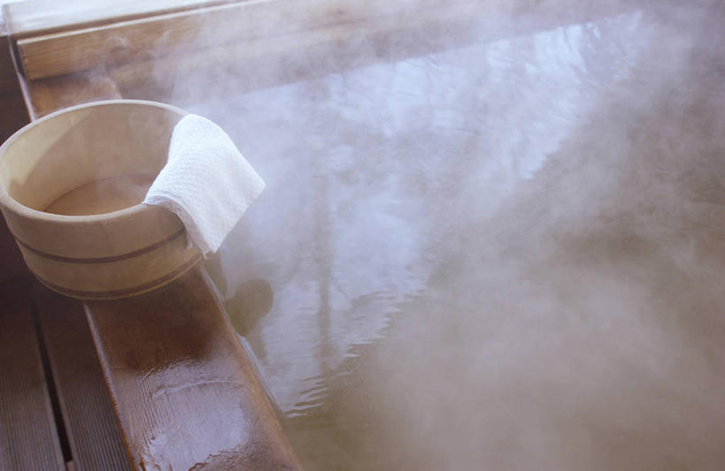 无人,横图,俯视,室内,白天,雾,卫生间,浴室,阴影,朦胧,模糊,反射,木制,纺织物,影子,一个,木制品,容器,毛巾,浴缸,清洁,浴盆,单个,储藏,保暖,迷雾,储存,澡盆,卫浴设备,透气,防水,储水,耐磨,吸水,水管装置,淋浴房,大雾,彩图,高角度拍摄,冲凉房,沐浴间,沐浴室,贮存