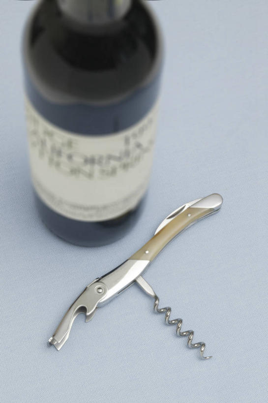 无人,竖图,俯视,室内,特写,白天,餐桌,桌子,静物,阴影,反射,开瓶器,影子,开瓶,红酒瓶,玻璃制品,酒瓶,一个,蓝色,玻璃瓶,瓶子,单个,餐台,开启,葡萄酒瓶,启瓶器,瓶启,红酒酒启,红酒开瓶器,红酒启瓶器,酒刀,酒开,酒起,葡萄酒开酒器,葡萄酒开瓶器,彩图,高角度拍摄,酒具