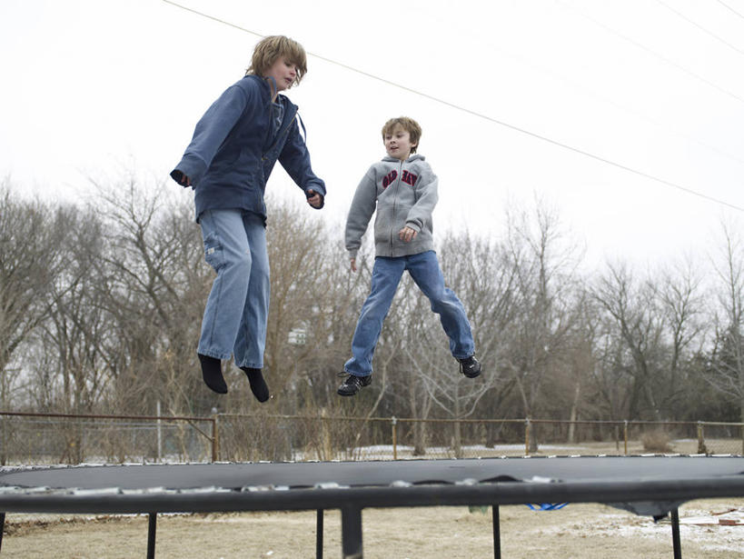 西方人,儿童,两个人,伙伴,朋友,跳,笑,微笑,露齿笑,横图,室外,白天,正面,锻炼,友谊,纯洁,运动,蹦床,草地,草坪,植物,欧洲,欧洲人,阴影,服装,裤子,朦胧,模糊,光线,影子,半空,注视,牛仔裤,休闲装,草,树,树木,一个,小孩,衣服,绿色,天空,阳光,自然,天,观察,看,休闲,休闲服,活力,可爱,童年,童趣,服饰,生长,单个,成长,观看,察看,优美,关注,童真,烂漫,无邪,体育,天真,友情,男孩,男人,男性,白种人,跳跃,彩图,全身,健身,空中芭蕾,男生