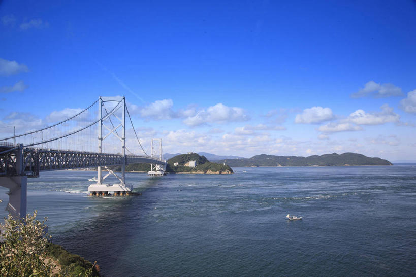 无人,横图,室外,白天,正面,旅游,度假,海浪,海洋,美景,植物,轮船,船,日本,亚洲,一双,阴影,波纹,飞溅,溅,光线,液体,影子,景观,浪花,水滴,云,云朵,云彩,娱乐,水珠,树,树木,蓝色,绿色,白云,蓝天,水纹,天空,阳光,自然,海水,船尾波,交通工具,波浪,天,享受,休闲,景色,放松,生长,晴朗,成长,喷洒,自然风光,载具,海景,东亚,本州,本州岛,日本国,近畿地方,近畿,兵库,兵库县,大海,风浪,海,海水的波动,近岸浪,涌浪,晴空,彩图,鸣门大桥,南淡路市,大鸣门桥