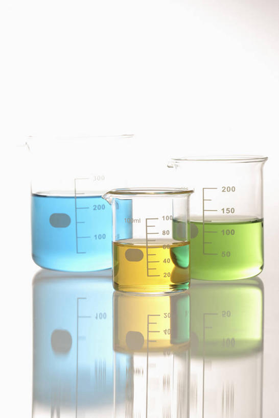 无人,竖图,室内,特写,白天,白色背景,正面,实验,仪器,水,桌面,桌子,杯子,阴影,研究,透明,反射,分析,化学,测试,烧杯,液体,影子,水滴,玻璃制品,三个,黄色,蓝色,绿色,倒影,玻璃瓶,瓶子,器皿,摄影,影棚,倒映,工作台,计量,玻璃仪器,试验耗材,实验用品,反照,玻璃杯,彩图,影棚拍摄,拍摄,实验台,实验桌