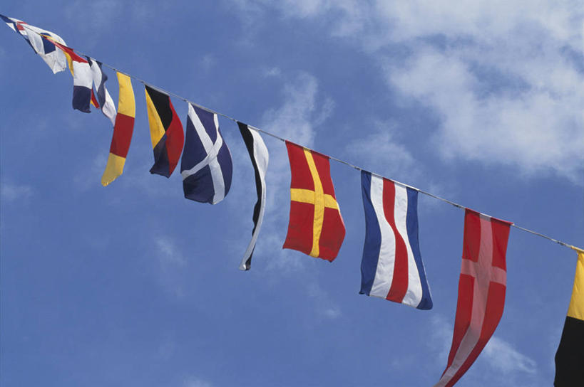 无人,横图,室外,白天,仰视,度假,美景,城市风光,城市,旗帜,国旗,一排,许多,阴影,整齐,光线,影子,景观,云,云朵,很多,云彩,娱乐,排列,蓝色,白云,蓝天,天空,阳光,天,享受,休闲,景色,放松,晴朗,队列,旗,晴空,彩图,低角度拍摄,万国旗