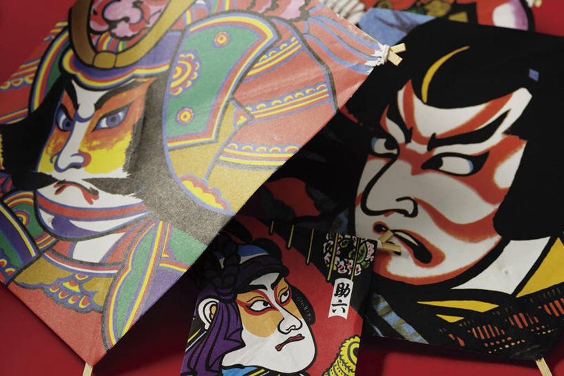 东方人,无人,三个人,横图,俯视,室内,特写,白天,静物,亚洲,一堆,阴影,堆叠,堆积,红色背景,反射,影子,注视,黄种人,骑士,三个,风筝,观察,看,放风筝,摄影,信仰,影棚,观看,堆,察看,贵族,武士,纸鸢,关注,忠诚,放鹞子,鹞,鹞子,鸢,木鸢,勇敢,荣耀,骑兵,男人,男性,年轻男性,亚洲人,半身,彩图,高角度拍摄,影棚拍摄,拍摄