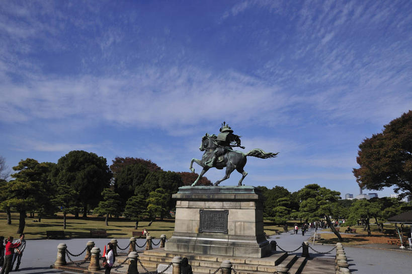 西方人,栏杆,站,横图,室外,白天,正面,旅游,度假,草地,草坪,植物,标志建筑,城市,道路,地标,建筑,路,雕塑,欧洲,美国,欧洲人,行人,游客,游人,阴影,服装,艺术,装饰,光线,雕刻,雕像,影子,云,云朵,围栏,小路,交通,许多人,云彩,注视,休闲装,娱乐,建设,护栏,路人,旅客,草,树,树木,衣服,蓝色,绿色,白云,蓝天,天空,阳光,自然,工艺品,天,观察,看,站着,一群人,享受,休闲,休闲服,旅游胜地,放松,服饰,生长,晴朗,成长,观看,纪念,美术,察看,北美,北美洲,关注,主题,美洲,陈列,佛罗里达,佛罗里达州,佛州,阳光州,圣彼得堡,功能,美学,北亚美利加洲,亚美利加洲,过客,男人,男性,年轻男性,年轻女性,女人,女性,白种人,晴空,站立,半身,彩图,皇宫广场,美利坚合众国,圣彼得斯堡