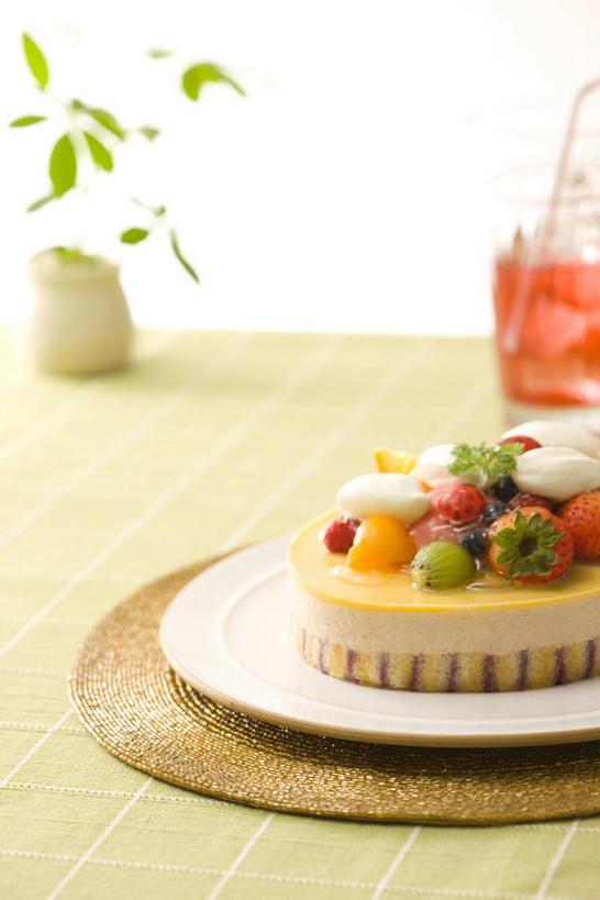 点心,无人,竖图,俯视,室内,特写,白天,白色背景,下午茶,幸福,餐桌,茶,桌子,杯子,餐具,花瓶,叶子,阴影,朦胧,模糊,反射,碟子,盘,影子,陶瓷,红茶,茶叶,食品,绿叶,陶瓷制品,一杯,娱乐,玻璃制品,食物,糕点,一个,绿色,盘子,瓶子,水杯,碟,享受,休闲,温馨,嫩叶,放松,乐趣,冰红茶,摄影,影棚,单个,餐台,提神,舒适,醒脑,叶,叶片,玻璃杯,彩图,高角度拍摄,影棚拍摄,拍摄,香蕉蛋糕,蛋糕