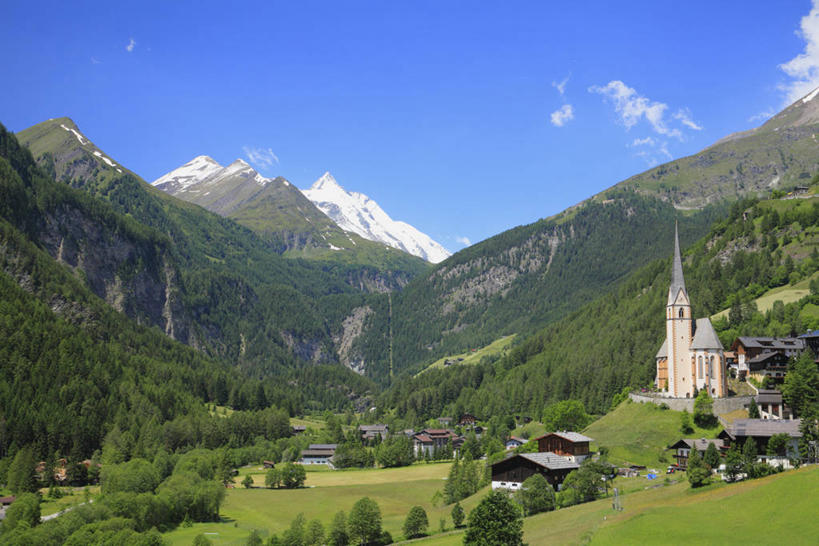 无人,教堂,横图,室外,白天,正面,旅游,度假,草地,草坪,名胜古迹,山,山脉,植物,标志建筑,地标,建筑,奥地利,欧洲,阴影,节日,遗迹,光线,影子,山峰,云,云朵,山峦,云彩,古迹,文化,文物,娱乐,建设,古建筑,草,树,树木,蓝色,绿色,白云,蓝天,天空,阳光,自然,群山,天,祈祷,享受,休闲,健康,旅游胜地,放松,许愿,宗教,信仰,生长,晴朗,成长,纪念,祈求,信念,古文明,中欧,奥地利共和国,克恩顿州,卡林西亚,克恩滕州,大格洛克纳山,平安,晴空,彩图,大教堂,礼拜堂