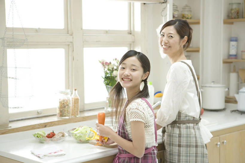 东方人,儿童,中年人,两个人,家庭,母亲,女儿,站,笑,微笑,露齿笑,横图,室内,白天,侧面,纯洁,厨房,窗户,柜子,桌面,桌子,萝卜,胡萝卜,蔬菜,花盆,亚洲,一堆,许多,握,阴影,堆叠,堆积,服装,新鲜,反射,围裙,影子,陶瓷,墙,生菜,莴苣,食品,陶瓷制品,储物柜,很多,扭头,注视,休闲装,黄种人,玻璃窗,墙壁,墙面,玻璃制品,食物,两个,一个,小孩,衣服,白色,玻璃瓶,瓶子,容器,观察,看,站着,转头,休闲,温暖,温馨,母女,一家人,休闲服,可爱,母爱,童年,童趣,握着,服饰,有机食品,绿色食品,单个,观看,储藏,堆,和睦,察看,储存,关注,黄萝卜,番萝卜,童真,烂漫,无邪,春菜,鹅仔菜,莴仔菜,千金菜,叶用莴苣,储备,蕴藏,贮备,天真,女孩,女人,女性,中年女性,亚洲人,孩子,红萝卜,甘荀,站立,半身,彩图,灶间,厨房料理台,丁香萝卜,胡芦菔金,金笋,融洽,贮存,女生,料理台