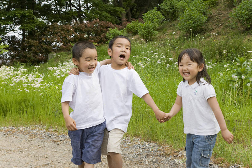 东方人,儿童,三个人,家庭,站,握手,笑,微笑,露齿笑,横图,室外,白天,正面,西装,纯洁,草地,草坪,植物,亚洲,阴影,套装,服装,正装,光线,影子,注视,休闲装,职业装,黄种人,草,树,树木,小孩,衣服,绿色,阳光,自然,观察,看,站着,休闲,温暖,温馨,一家人,休闲服,可爱,童年,童趣,搭,服饰,生长,成长,观看,和睦,察看,搭着,关爱,关注,亲情,骑马装,童真,烂漫,无邪,天真,男孩,男人,男性,女孩,女人,女性,亚洲人,搀手,拉手,手搀手,手拉手,手牵手,手握手,站立,半身,彩图,马术服,骑马服,融洽,男生,女生