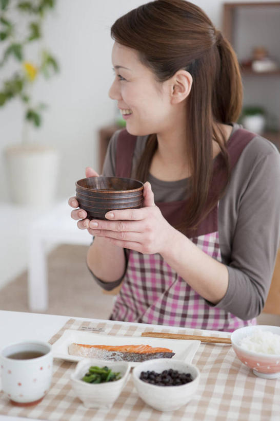 东方人,一个人,坐,捧,笑,微笑,露齿笑,竖图,室内,白天,正面,烹饪,餐桌,地板,筷子,桌子,杯子,餐具,亚洲,仅一个女性,仅一个人,阴影,服装,朦胧,模糊,反射,布料,瓷器,碟子,盘,围裙,影子,陶瓷,墙,调料,酱料,酱汁,肉,鱼肉,日本料理,味增,料理,食品,咖啡杯,陶瓷制品,地面,调味品,调味料,布纹,扭头,注视,休闲装,黄种人,文化,传统,酱,菜肴,美食,肉类,木地板,墙壁,墙面,桌布,食物,三个,衣服,白色,黑色,盘子,餐巾,容器,碟,台布,碗,日式料理,观察,看,转头,仅一个中年女性,休闲,日式,休闲服,服饰,佳肴,餐台,观看,储藏,礼节,察看,储存,关注,瓷杯,礼仪,肉食,日式大豆酱,味噌,女人,女性,中年女性,亚洲人,进餐用具,餐桌布,端,端着,捧着,手捧,坐着,半身,彩图,贮存,味噌酱