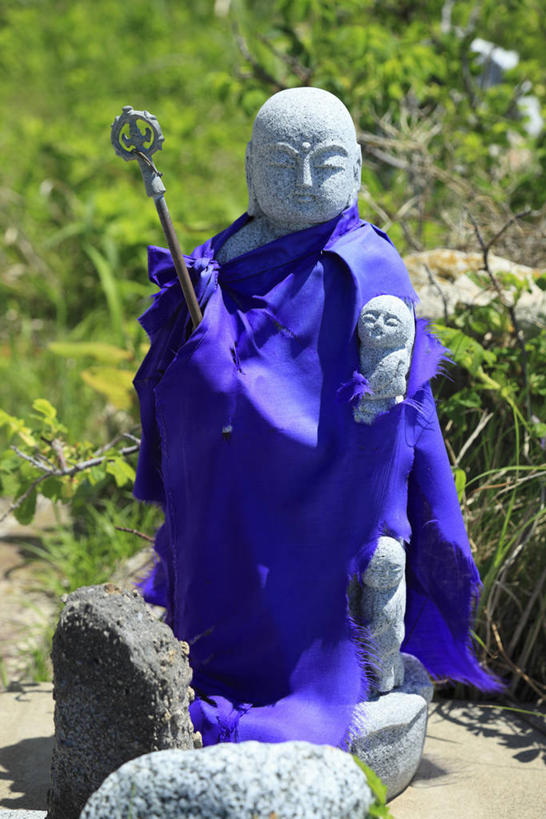 无人,竖图,室外,特写,白天,正面,草地,草坪,美景,植物,雕塑,日本,亚洲,阴影,花纹,朦胧,模糊,神话,艺术,装饰,光线,布,雕刻,雕像,图案,影子,景观,文化,草,一个,红色,蓝色,绿色,阳光,自然,工艺品,景色,单个,纪念,布匹,美术,自然风光,主题,传说,陈列,东亚,菩萨,本州,本州岛,日本国,青森,青森县,东北地方,功能,美学,地藏王菩萨,地藏菩萨,彩图,四大菩萨,愿力