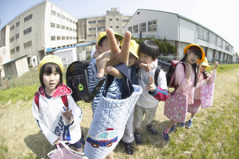 东方人,儿童,伙伴,朋友,家,站,横图,俯视,室外,白天,广角镜头,鱼眼镜头,快乐,兴奋,友谊,纯洁,骄傲,成功,胜利,草地,草坪,植物,帽子,亚洲,五个人,握,阴影,服装,光线,包,书包,影子,房屋,屋子,云,云朵,许多人,云彩,注视,休闲装,黄种人,运动帽,楼房,住宅,草,小孩,衣服,黄色,蓝色,绿色,白云,蓝天,天空,阳光,背包,天,观察,看,手势,站着,一群人,休闲,同学,休闲服,鸭舌帽,可爱,童年,童趣,自信,握着,遮,遮掩,服饰,晴朗,观看,察看,掩盖,遮挡,校友,关注,童真,烂漫,无邪,遮盖,掩饰,同窗,学友,天真,友情,男孩,男人,男性,女孩,女人,女性,亚洲人,晴空,站立,半身,彩图,高角度拍摄,欢乐,开心,房子,双肩包,男生,女生