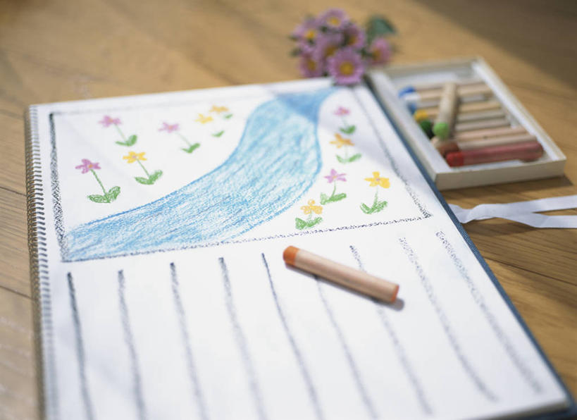 无人,横图,室内,特写,白天,正面,桌子,静物,一本,一排,许多,阴影,朦胧,模糊,整齐,反射,笔,蜡笔,影子,办公用品,很多,书桌,素描本,文具,排列,本子,课桌,学习用品,打开,翻开,文具用品,队列,掀开,彩图,速写本,画画本,绘图本,手绘本,涂鸦本