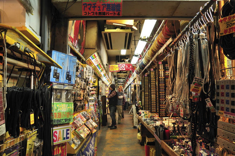 东方人,三个人,商店,站,横图,室内,夜晚,侧面,度假,美景,城市风光,城市,东京,日本,亚洲,行人,阴影,服装,光线,影子,景观,走道,走廊,过道,灯光,休闲装,黄种人,娱乐,商铺,路人,衣服,站着,享受,休闲,休闲服,景色,放松,服饰,千代田区,秋叶原,东亚,本州,关东地方,本州岛,日本国,东京都,市肆,商号,过客,男人,男性,年轻男性,年轻女性,女人,女性,亚洲人,站立,彩图,全身,店铺