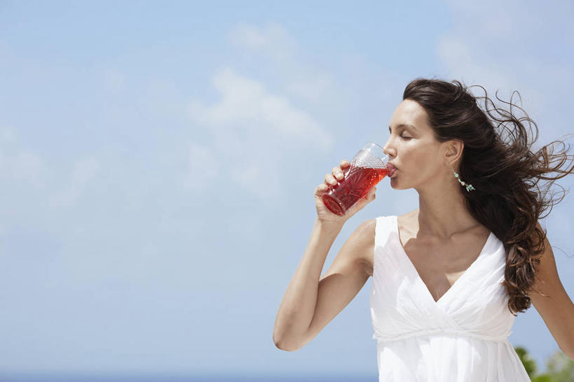 果汁,东方人,一个人,站,横图,室外,白天,仰视,杯子,亚洲,仅一个年轻女性,仅一个女性,仅一个人,喝,握,服装,云,云朵,饮品,一杯,云彩,休闲装,黄种人,玻璃制品,饮料,一个,衣服,蓝色,白云,蓝天,天空,水杯,天,站着,休闲,休闲服,握着,服饰,晴朗,单个,可口,适口,年轻女性,女人,女性,亚洲人,玻璃杯,晴空,站立,半身,彩图,低角度拍摄