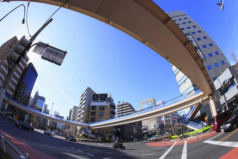 无人,家,横图,室外,白天,广角镜头,鱼眼镜头,仰视,度假,石头,美景,城市风光,城市,道路,路,指示牌,公路,阴影,日本文化,光线,标志,路标,石子,影子,房屋,屋子,景观,天桥,桥,分界线,停车线,交通,文化,娱乐,标识,楼房,路牌,住宅,蓝色,蓝天,天空,阳光,财神爷,天,祈祷,祈福,享受,休闲,健康,景色,放松,许愿,财富,晴朗,纪念,人行桥,车行道,车行道分界线,祈求,标线,财神,车行线,万里无云,保佑,庇佑,神灵,惠比寿,惠比须,土地神,平安,石块,晴空,晴空万里,马路,彩图,低角度拍摄,房子,传统文化