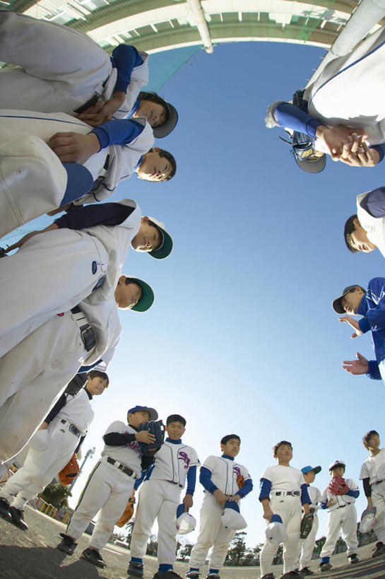 东方人,儿童,站,竖图,室外,白天,广角镜头,鱼眼镜头,仰视,运动服,帽子,亚洲,阴影,服装,光线,棒球场,影子,球场,许多人,注视,黄种人,场地,运动帽,小孩,衣服,蓝色,蓝天,天空,阳光,天,观察,看,站着,一群人,教练,鸭舌帽,服饰,晴朗,观看,察看,衣着,穿着,关注,万里无云,衣饰,男孩,男人,男性,年轻男性,亚洲人,晴空,晴空万里,站立,半身,彩图,低角度拍摄,教练员,教练者,男生,运动装