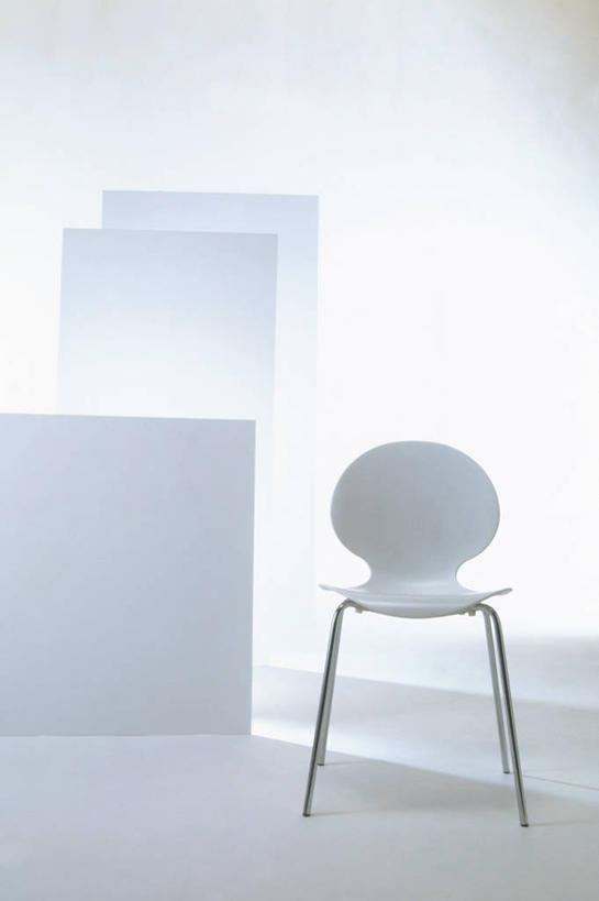 无人,竖图,室内,白天,正面,椅子,一把,阴影,反射,影子,墙,墙壁,墙面,白色,白板,记录板,记事板,彩图