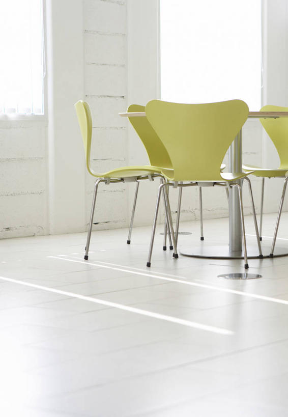 无人,竖图,室内,白天,正面,餐桌,桌子,椅子,阴影,反射,瓷砖,地砖,影子,墙,地面,四把,墙壁,墙面,绿色,白色,餐台,咖啡店,咖啡屋,彩图,咖啡馆