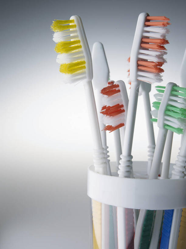 无人,竖图,室内,特写,白天,正面,生活用品,静物,一堆,许多,阴影,堆叠,堆积,灰色背景,反射,牙刷,影子,很多,架子,一个,日用品,清洁,摄影,影棚,单个,洗漱用品,堆,支撑,卫生,支持,牙刷架,彩图,影棚拍摄,拍摄