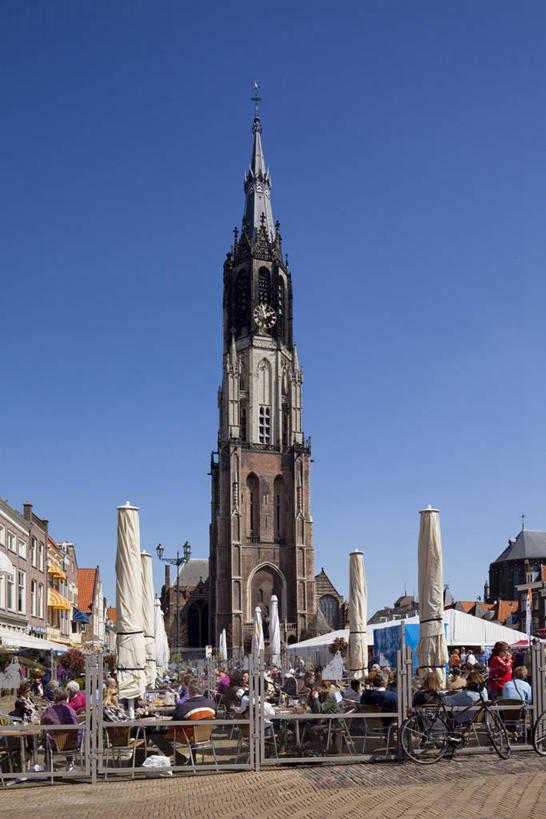 无人,教堂,竖图,室外,白天,正面,旅游,度假,名胜古迹,标志建筑,道路,地标,建筑,路,欧洲,荷兰,阴影,节日,遗迹,时间,光线,时钟,影子,小路,钟楼,交通,计时,古迹,文化,文物,娱乐,建设,古建筑,蓝色,蓝天,天空,阳光,钟表,天,祈祷,享受,休闲,健康,表,旅游胜地,放松,许愿,宗教,信仰,晴朗,纪念,祈求,西欧,信念,古文明,万里无云,塔钟,荷兰王国,尼德兰王国,代尔夫特,南荷兰省,平安,钟,晴空,晴空万里,彩图,大教堂,礼拜堂,新教堂